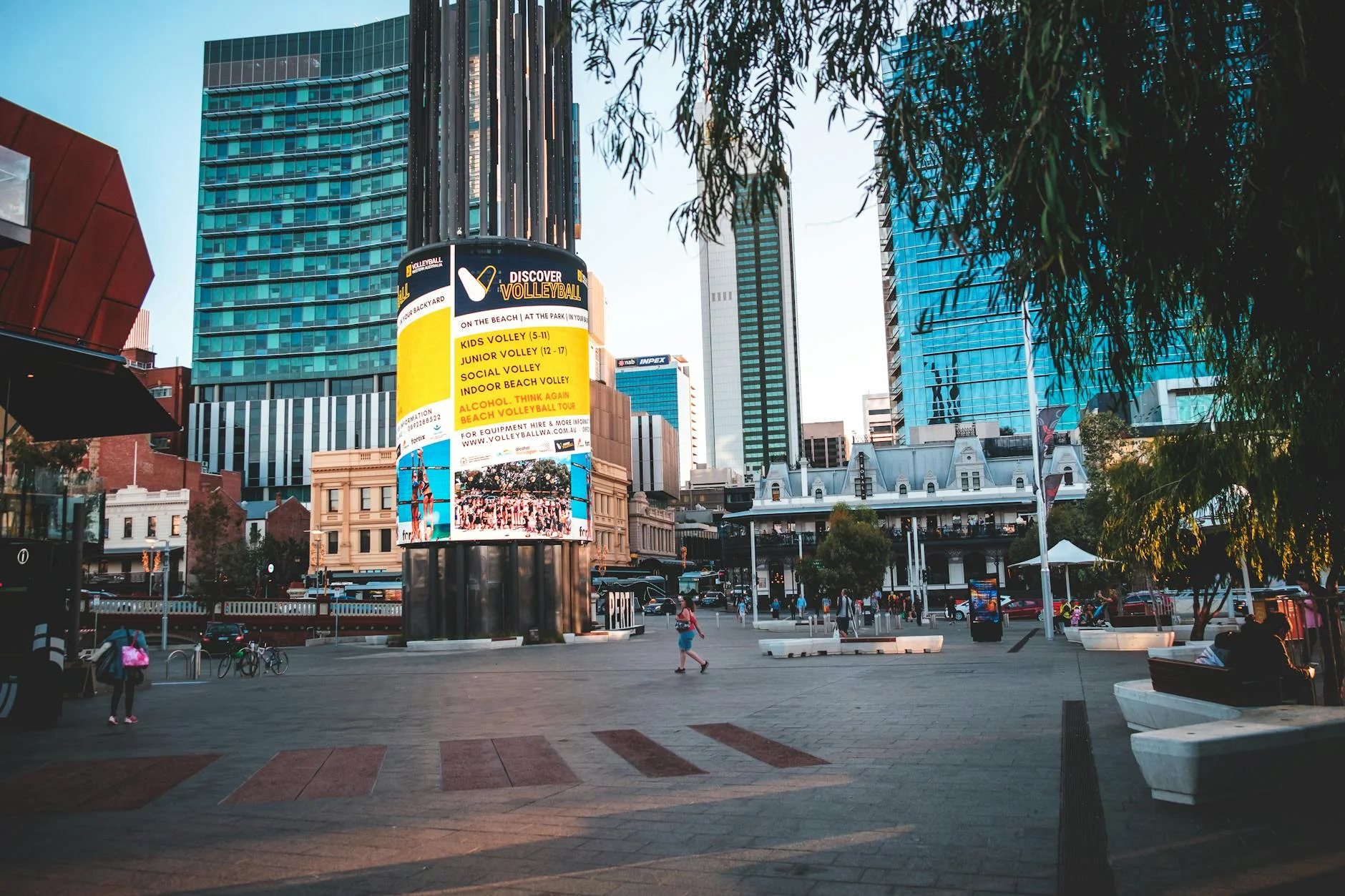 perbandingan videotron indoor, led videotron, dan videotron outdoor