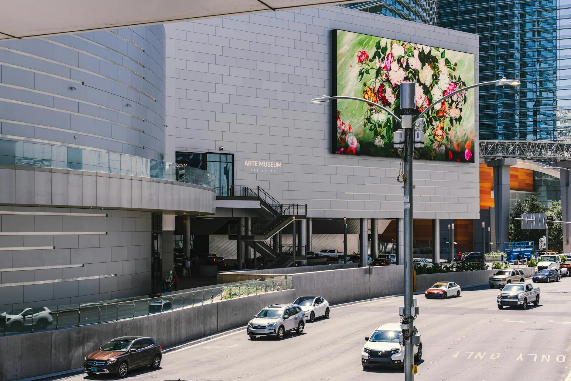 instalasi videotron Hikvision outdoor di area publik