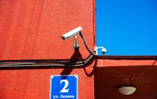 CCTV pelabuhan dengan deteksi nomor kontainer