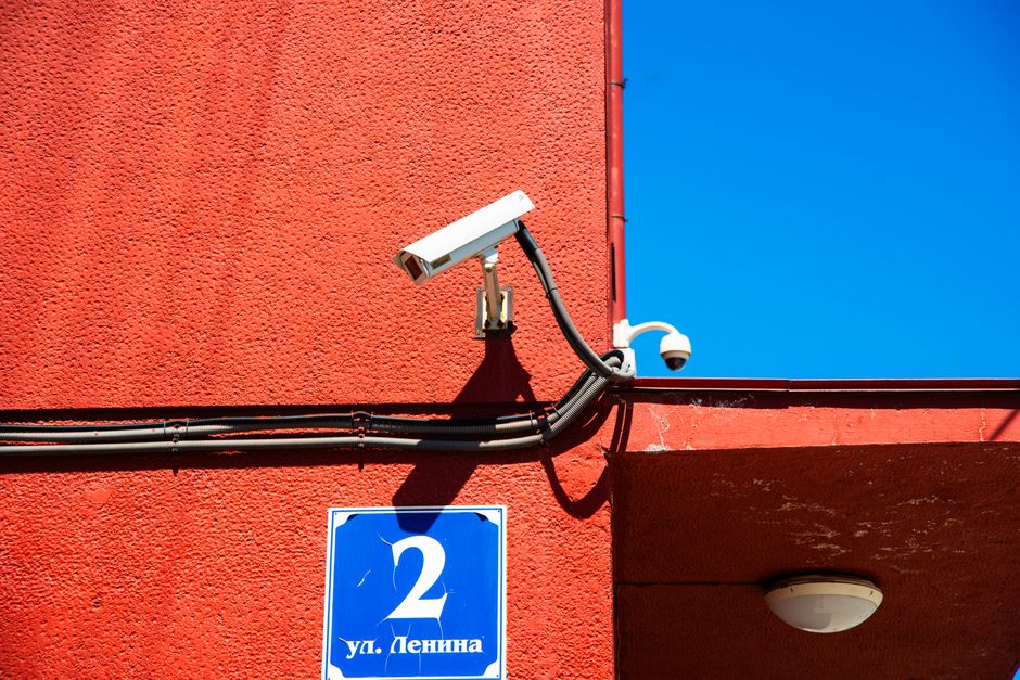 CCTV pelabuhan dengan deteksi nomor kontainer
